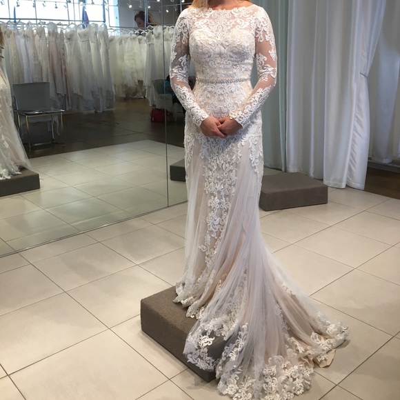 Gorgeous NEVER WORN Wedding dress, and veil - Picture 3 of 4